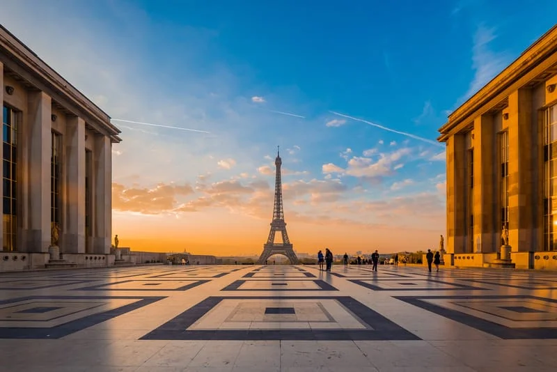 Champs de Mars avec vue sur Tour Eiffel